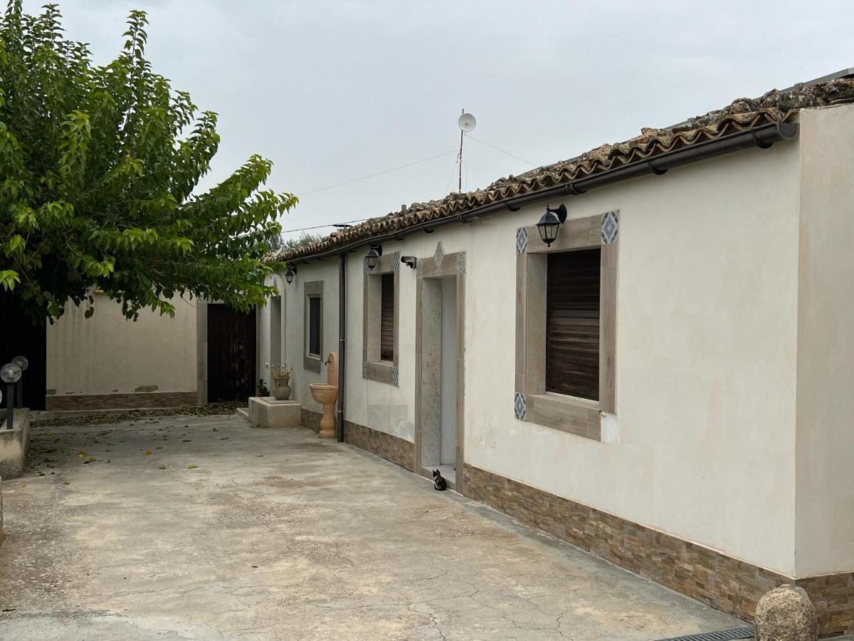 Casa Di Mirto Bed & Breakfast Chiaramonte Gulfi Bagian luar foto